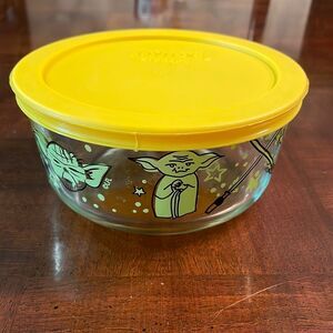Pyrex Star Wars 4 cup size Glass Container with Lid